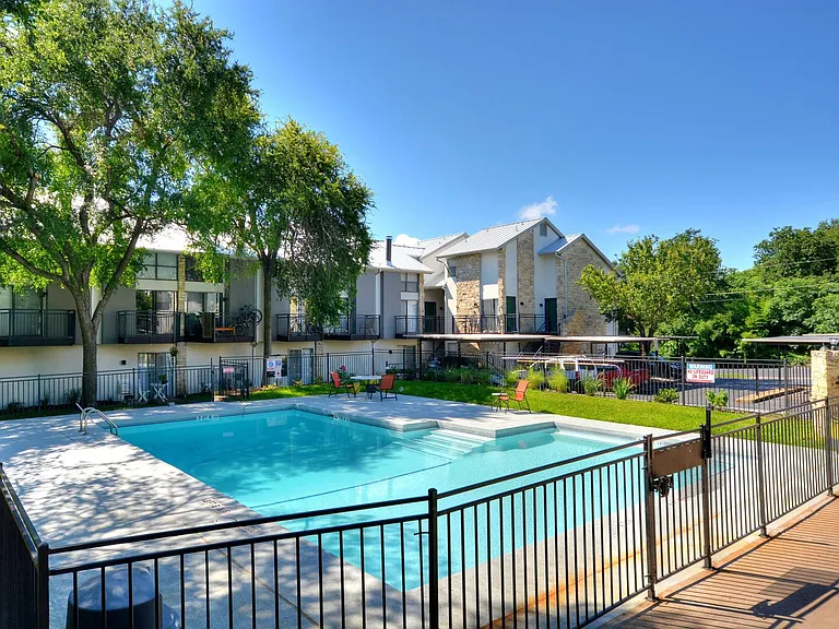 Townhollow Apartments — Photo 12