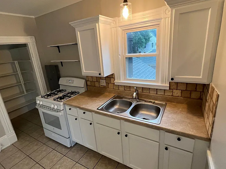 613 Hawthorne St NE — Photo 6