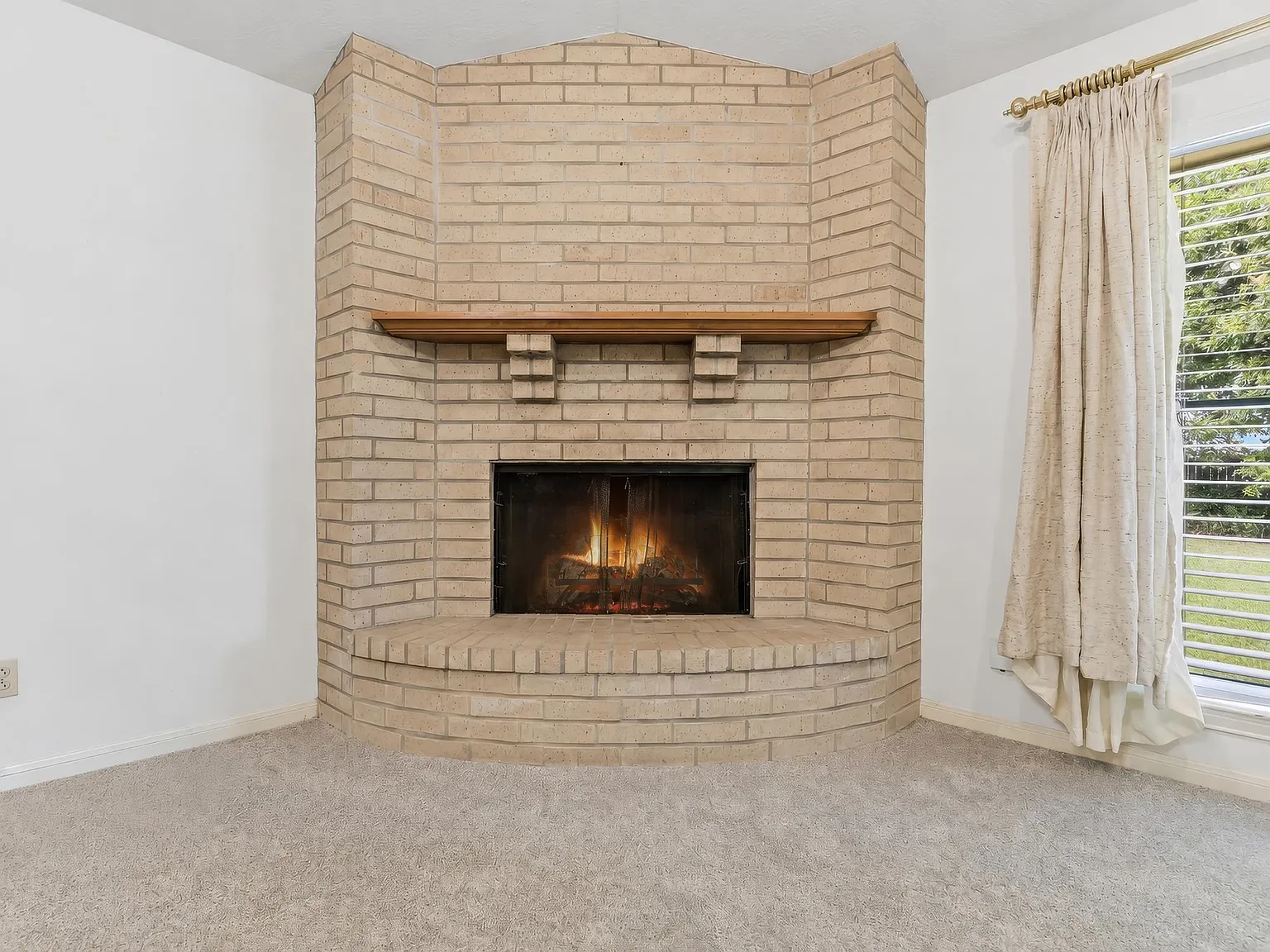4 bed, 3.0 bath, 2375 sqft, $2,300 — Photo 4