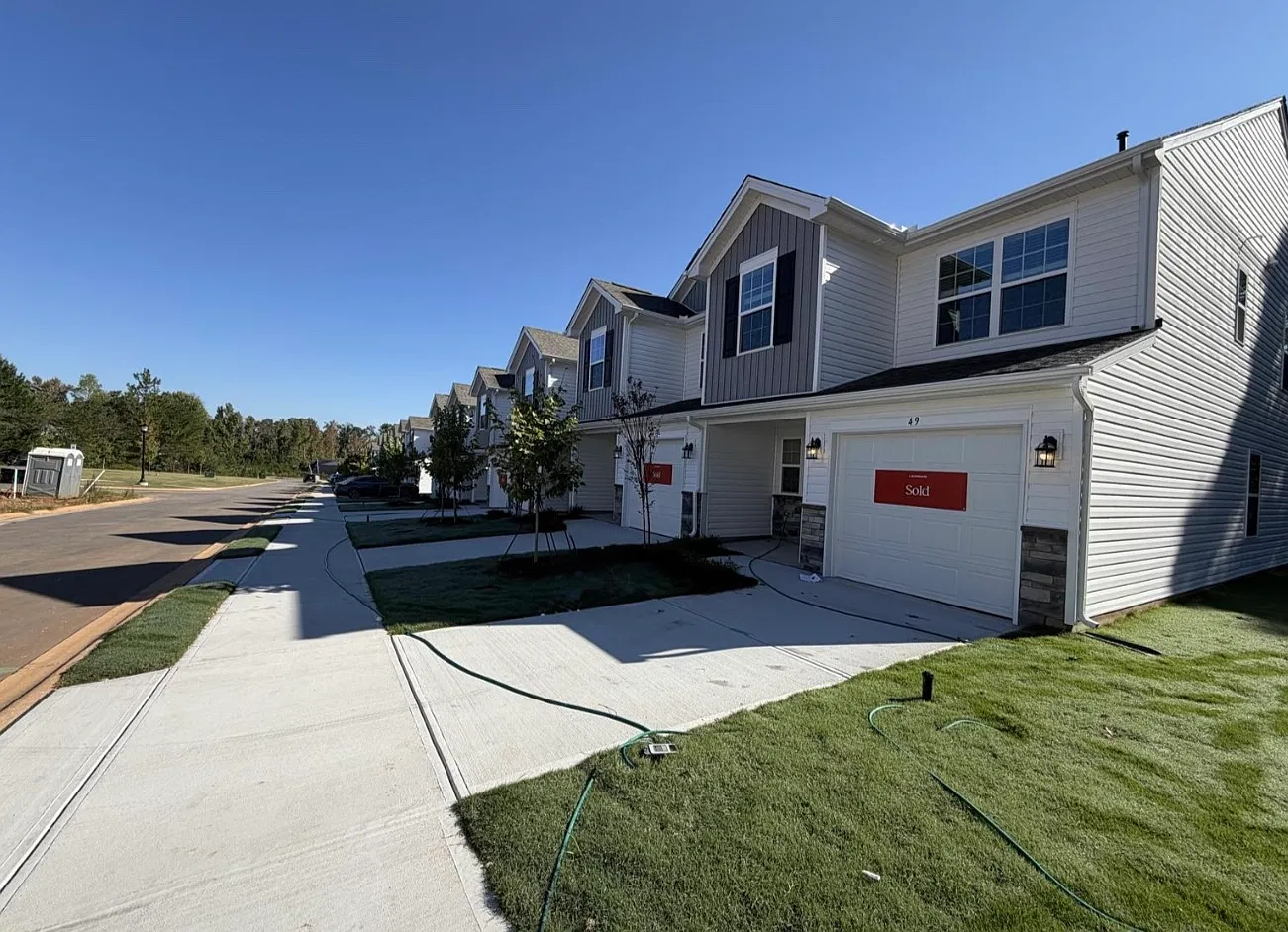 3 bed, 2.5 bath, 1403 sqft, $2,150 — Photo 2