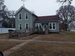 728 E Howard St, Manchester, IA 52057