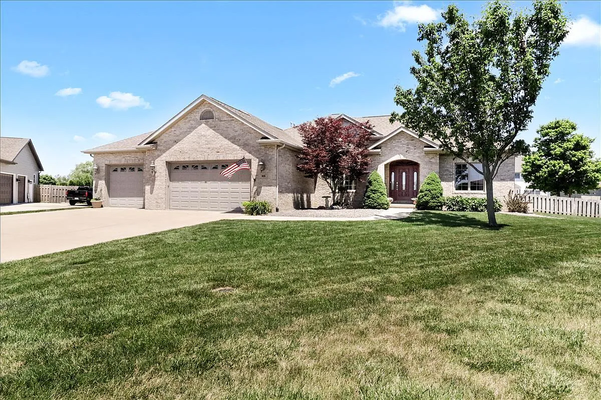 300 Sommerset Dr photo 1