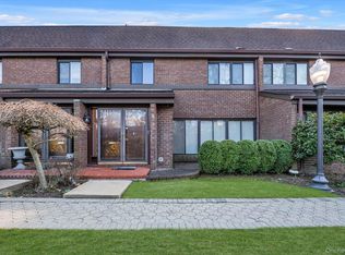 5 Fox Ridge, Roslyn, NY 11576