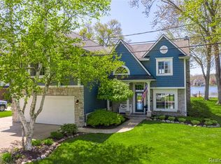9439 Boncrest St, Commerce Township, MI