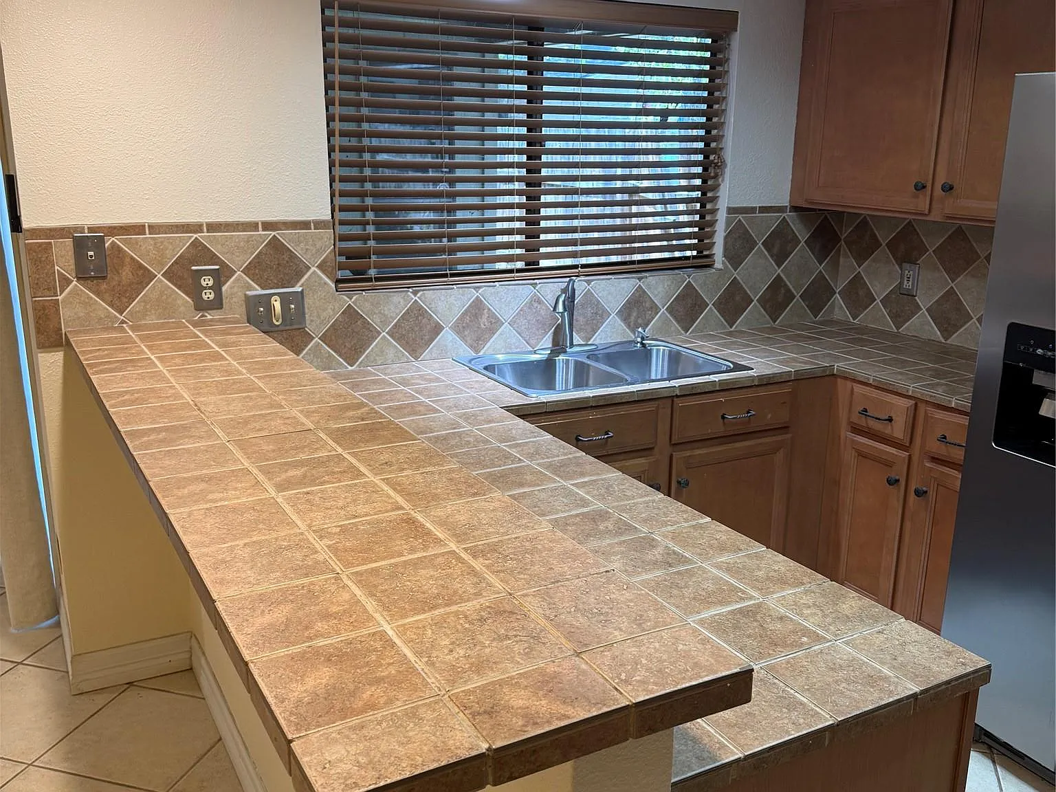 3 bed, 2.0 bath, 3016 sqft, $2,000 — Photo 4