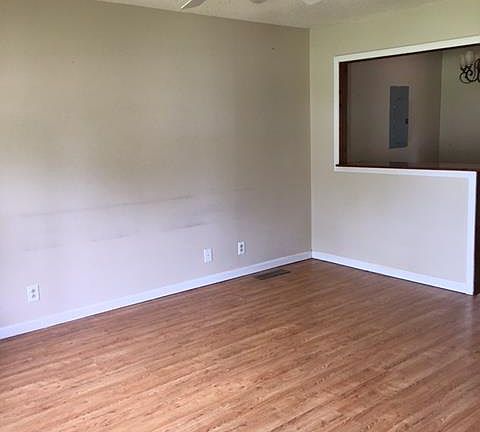 3rd image of 816 Shelton Cir