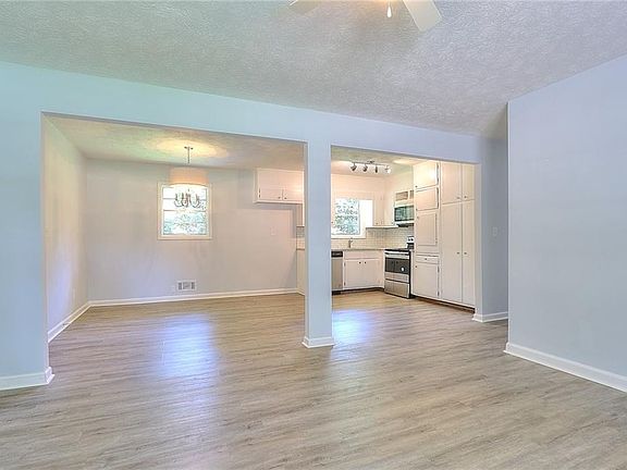 3rd image of 107 Oxford Dr