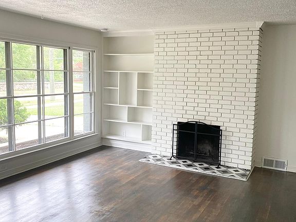 2nd image of 19351 Hickory Leaf St