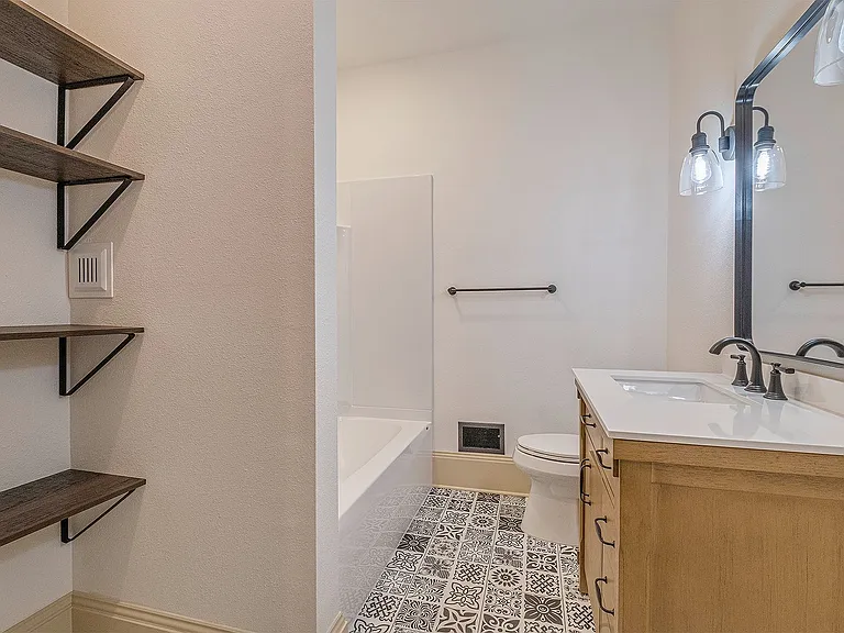 623 E Main St — Photo 14