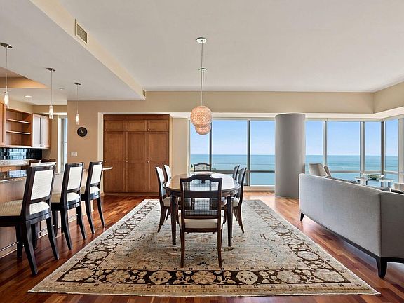 3rd image of 923 E Kilbourn AVENUE #1502
