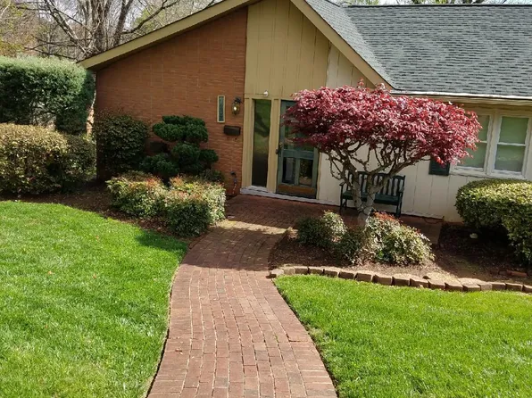 1207 Pinebluff Rd, Winston Salem, NC 27103