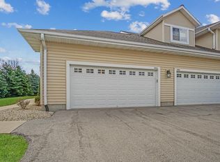 W397N5953 Autumn Woods Dr, Oconomowoc, WI 53066