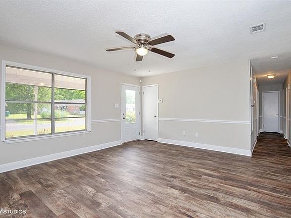 3rd image of 2328 Heritage Dr