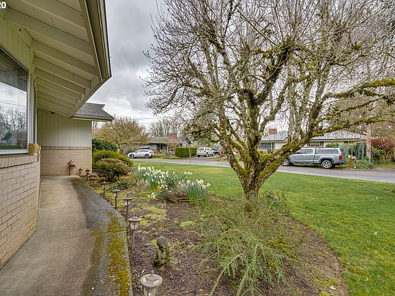 3rd image of 135 SE Crestview Dr