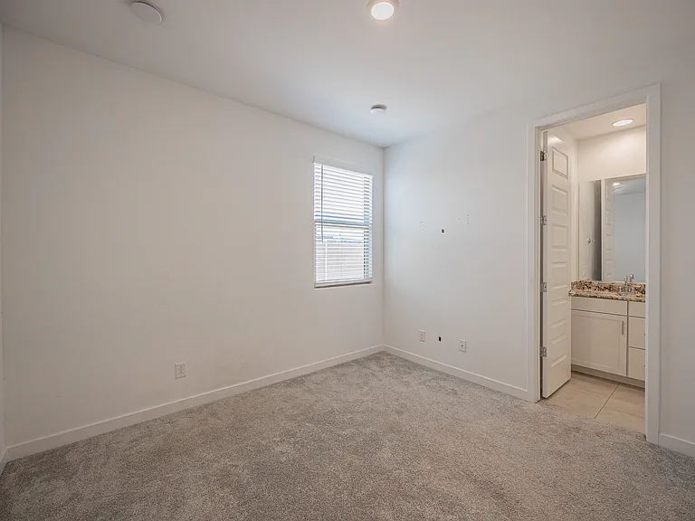 4607 S 111th Dr — Photo 18