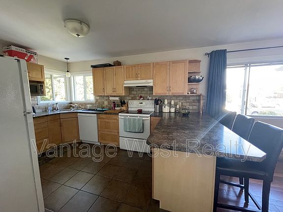 2nd image of 1291A Kelglen Cres