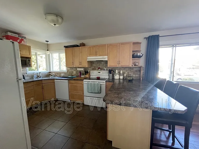 1291A Kelglen Cres — Photo 2