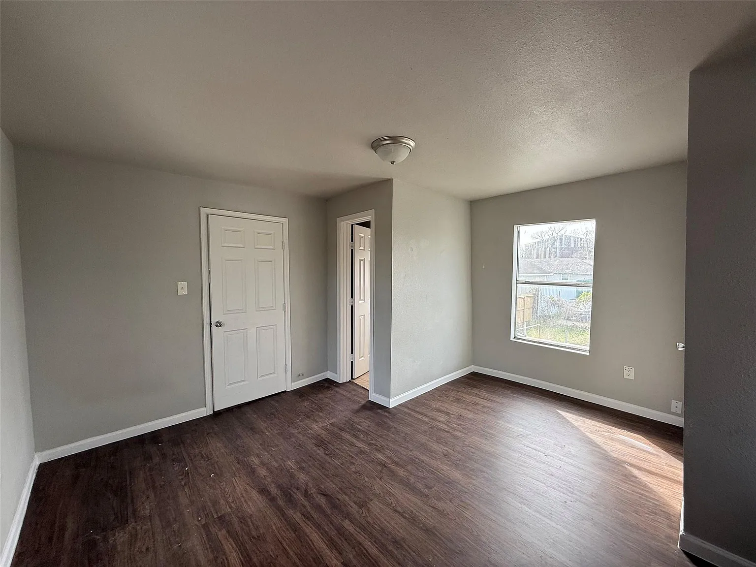 1 bed, 1.0 bath, 584 sqft, $1,200 — Photo 3