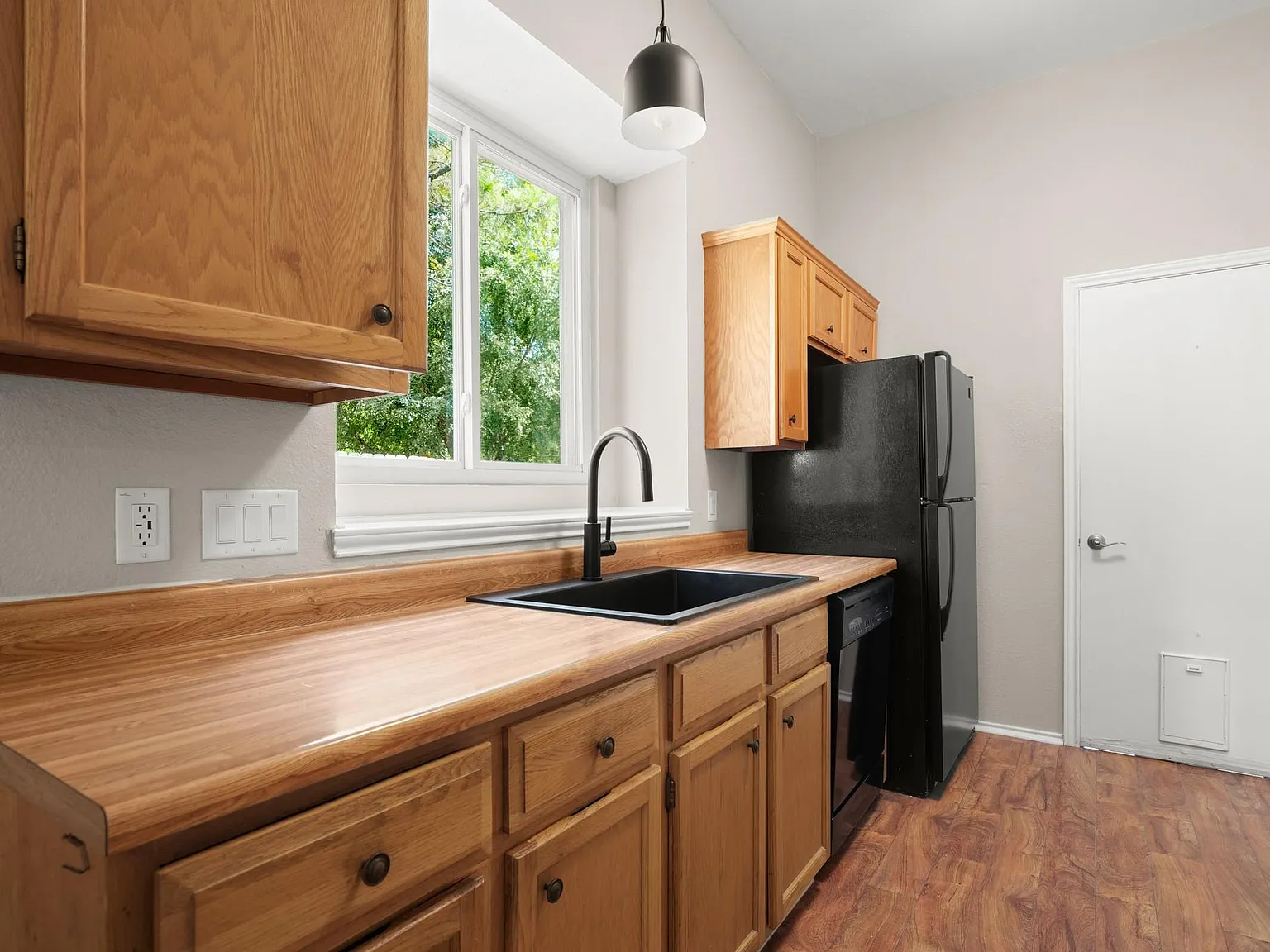 3 bed, 2.0 bath, 1305 sqft, $2,200 — Photo 4