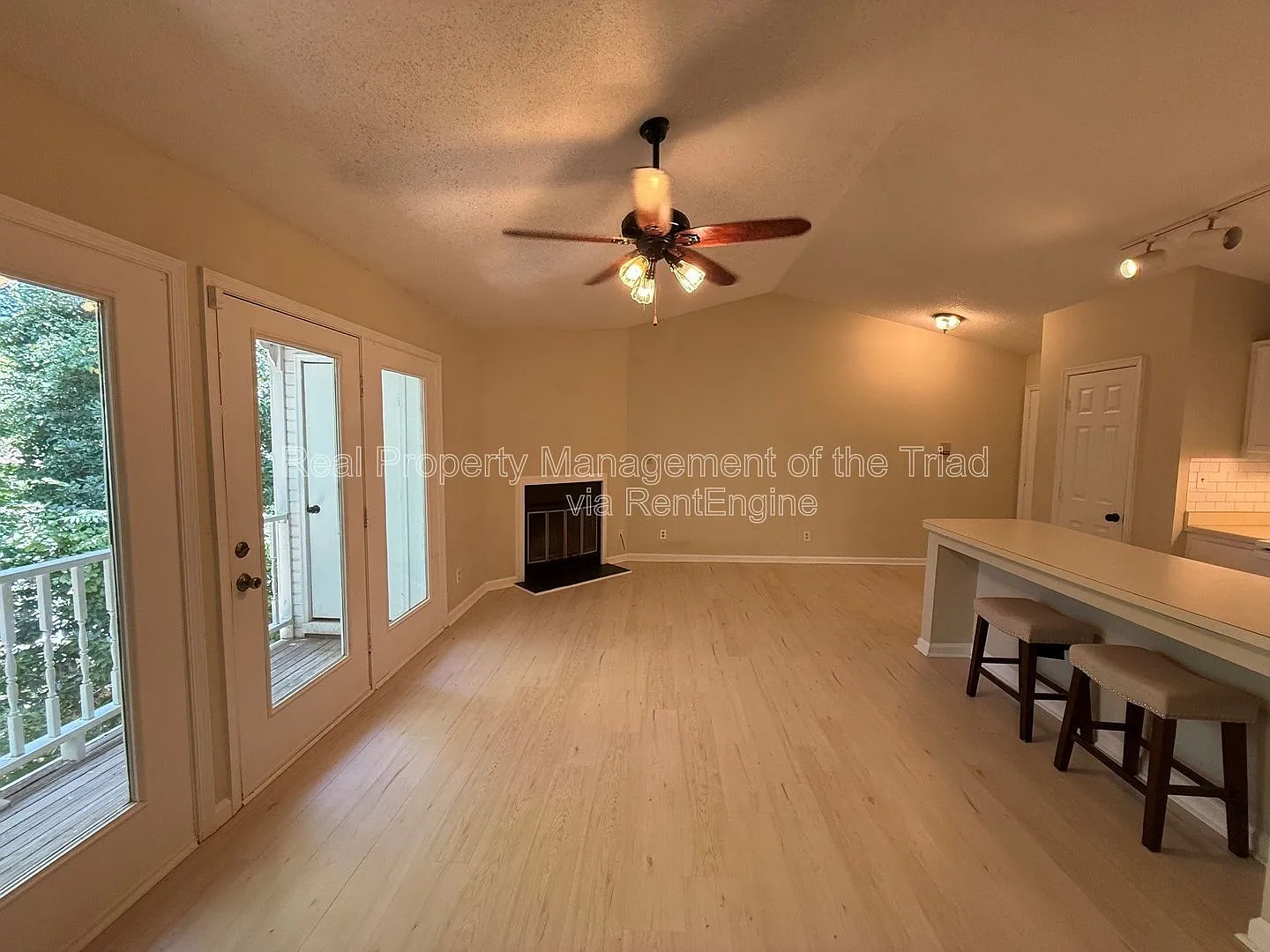 2 bed, 2.0 bath, 968 sqft, $1,195 — Photo 3