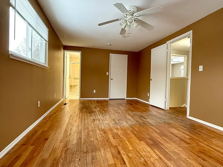 Master Bathroom (Second Floor)