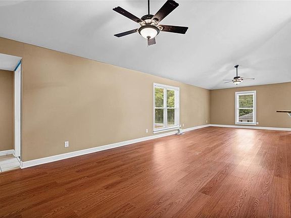 5th image of 3520 Creekway Rd