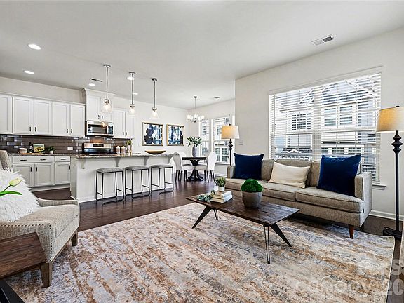 3rd image of 814 Ruckers Ct