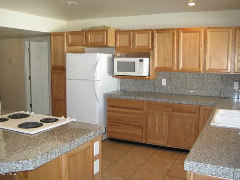 718 E Manhatton Dr — Photo 5