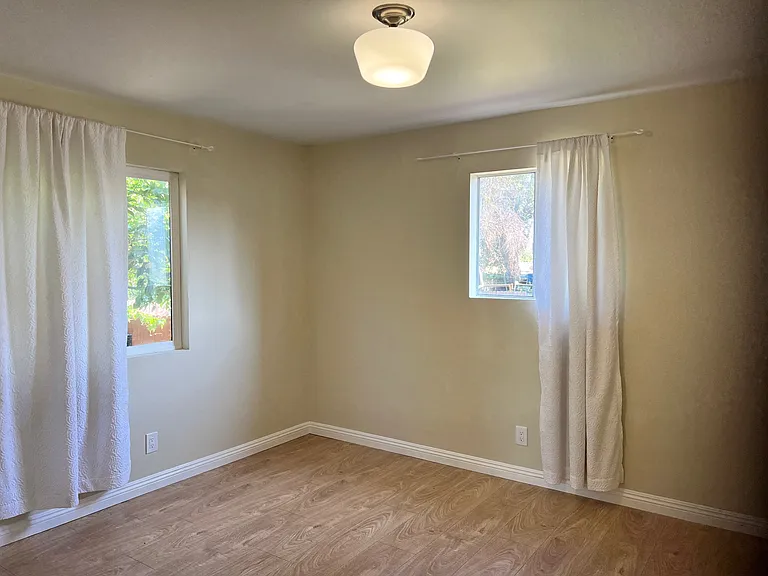 2118 N Marengo Ave — Photo 13