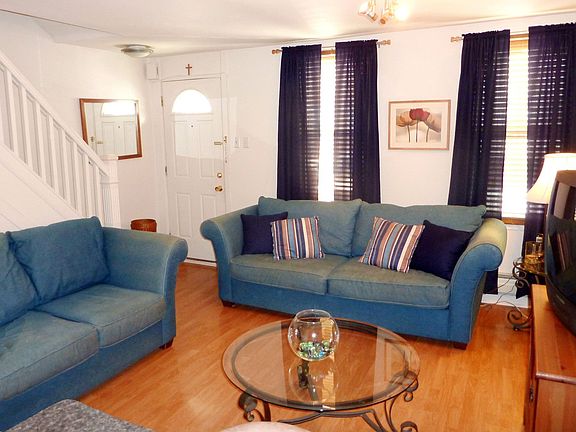Comfortable-size livingroom