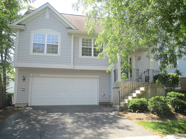 881 Essex Cir #881 — Photo 1