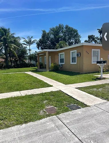 722 SW 3rd Pl #1 Photo 1