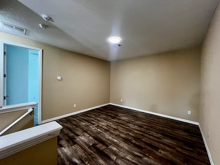2ND VIEW OF FAMILY ROOM UPSTARIS.