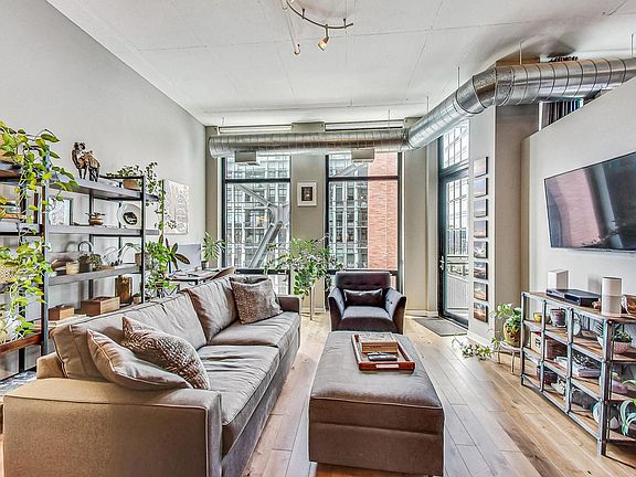 2nd image of 740 W Fulton St APT 1010