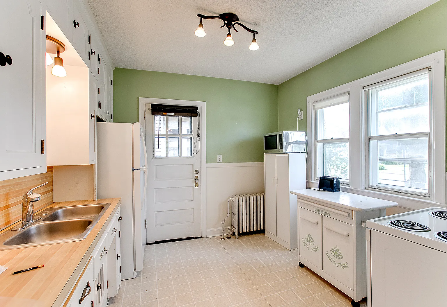 4 bed, 1.5 bath, $2,300 — Photo 2
