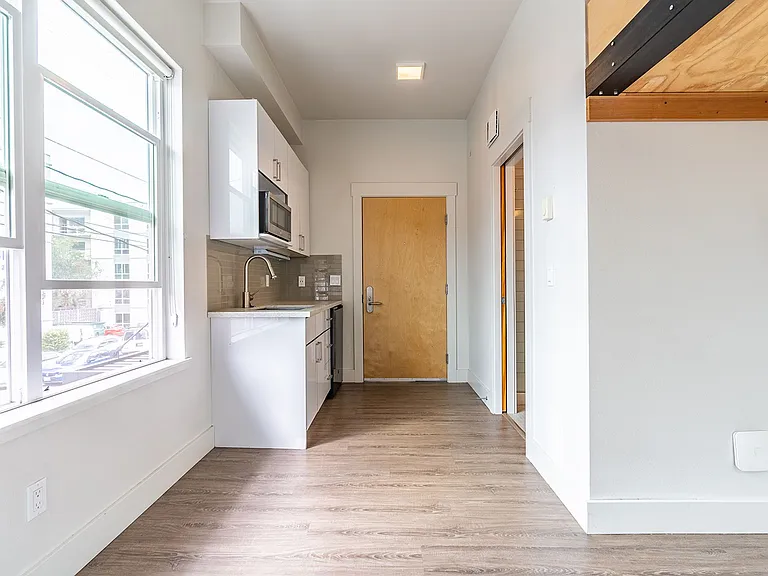1722 Summit — Photo 12