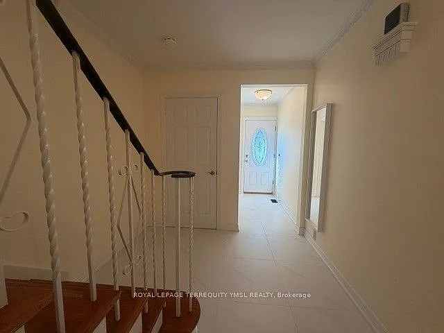 8 Farmstead Rd — Photo 2