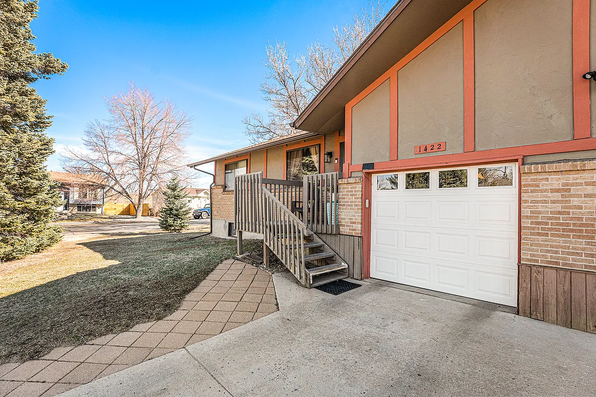 1422 is on north side of lot - 1422 Yank St