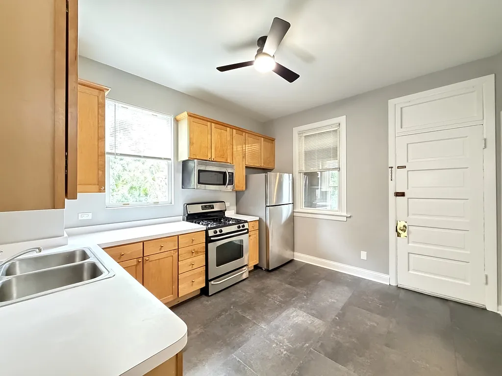 2101 W Montrose Ave — Photo 3