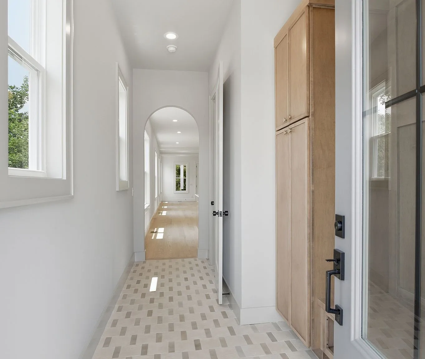 3 bed, 3.5 bath, 2525 sqft, $4,300 — Photo 3