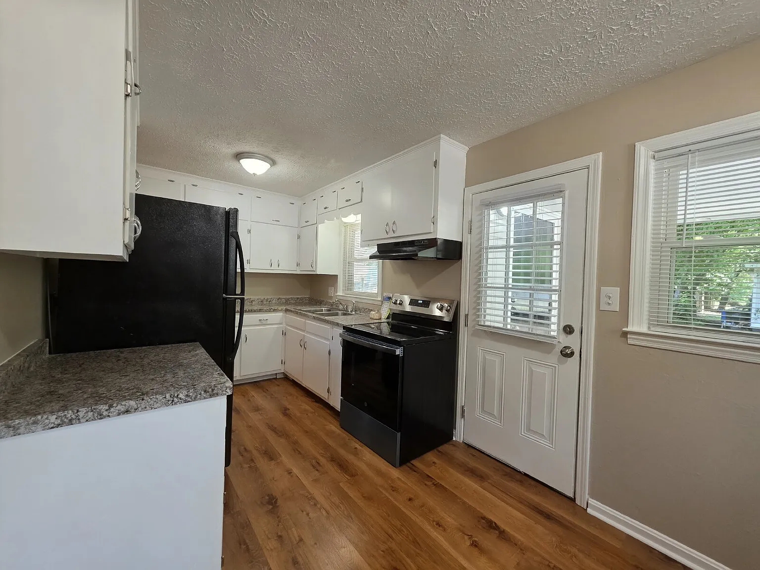 3 bed, 1.0 bath, 1150 sqft, $1,200 — Photo 3