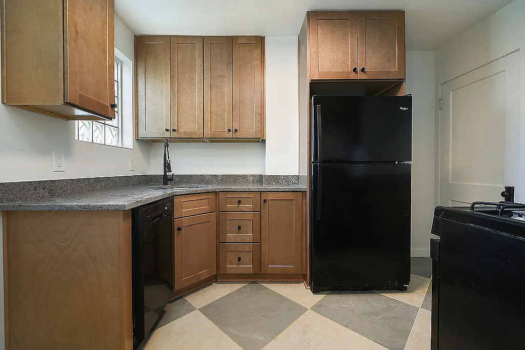2 bed, 1000 sqft, $1,400 — Photo 2