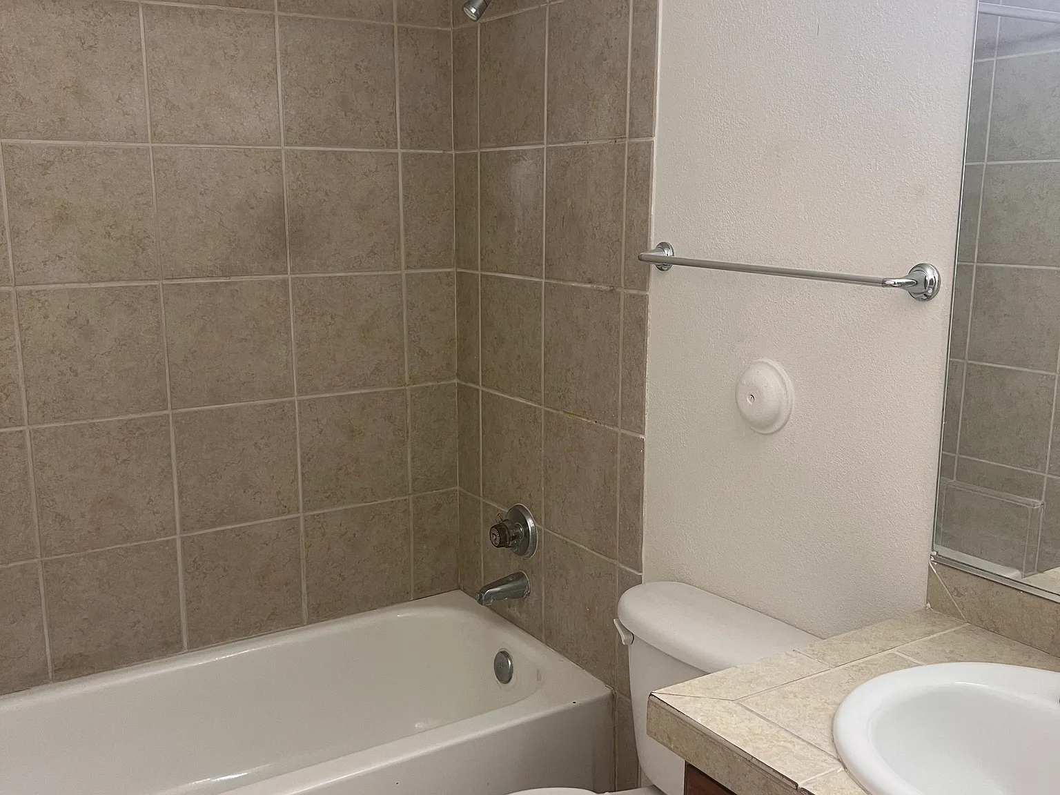 2 bed, 650 sqft, $1,000 — Photo 2