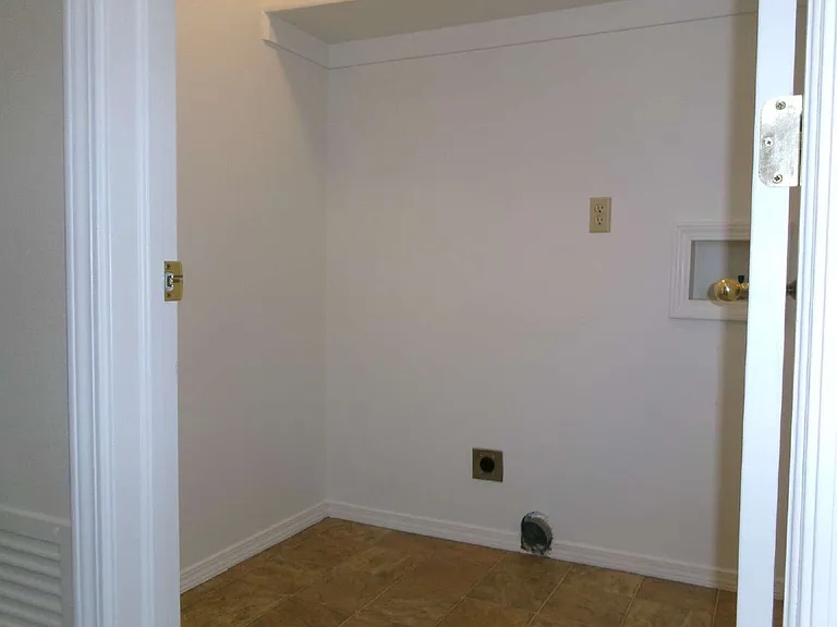 2429 E Monument St — Photo 30
