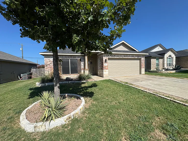 416 Parkfield Ln — Photo 1