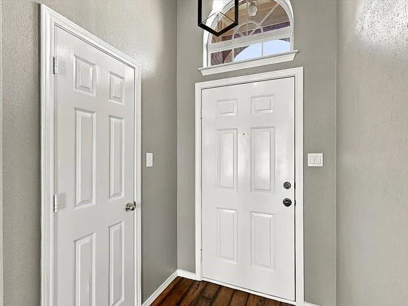 4 bed, 2.0 bath, 1801 sqft, $2,400 — Photo 4