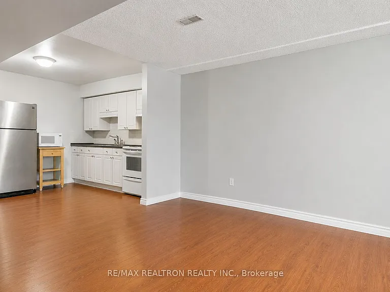 414 The Queensway Rd S — Photo 5