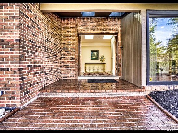 5th image of 275 Pine Ridge Dr