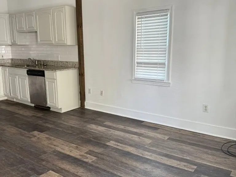 Awesome Three Bedroom One Bath Home - Downtown Charleston - Excellent Location! — Photo 6