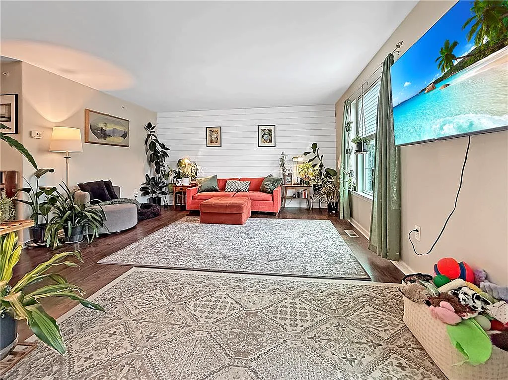 3 bed, 2.5 bath, 1988 sqft, $2,500 — Photo 2